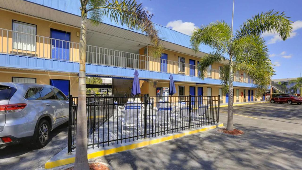 Magnuson Hotel Bradenton Exterior photo